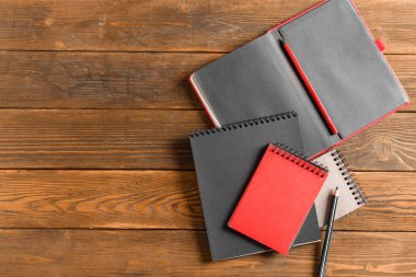 Tahta masadaki not defteri.