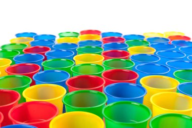 Beyaz arka plan üzerinde izole çok renkli plastik gözlük