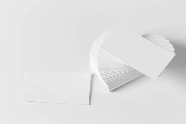 白いテーブルに空白の名刺 — ストック写真