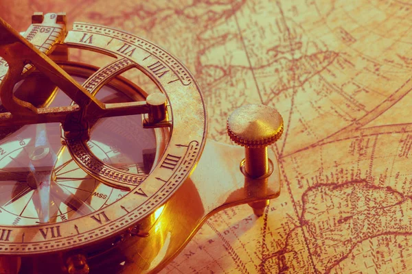关闭古老地图上的古老老式指南针 — 图库照片