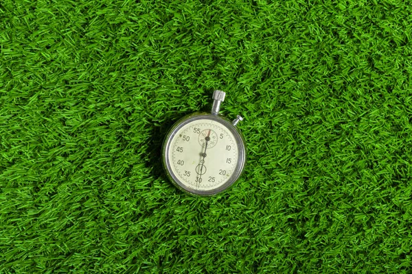 Yeşil çimenlerin üzerinde gümüş Chronometre