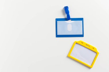 boş kimlik kartı etiketinin üzerinde beyaz izole