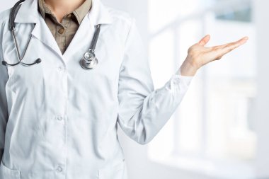 Beyaz önlük tıbbi doktor önden görünümü