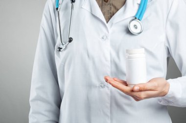 Doktor hap tutarak yakın çekim