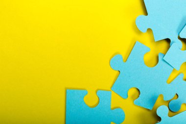 Bulmaca adet renkli arka plan üzerinde Kapat 