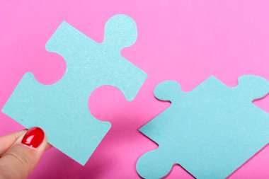 Bulmaca parçası renkli arka plan üzerinde tutan el yakın çekim 