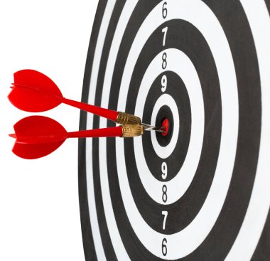 Dart tahtası beyaz arka plan üzerinde dart ile yakın çekim 
