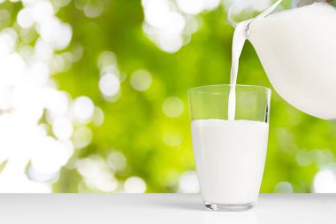 süt ve uzay arka plan üzerinde yeşil, yakın çekim