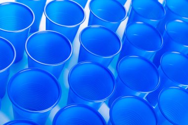 Mavi tek kullanımlık plastik gözlük