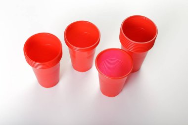 kırmızı tek kullanımlık plastik gözlük