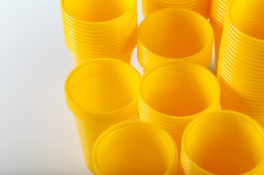 Sarı tek kullanımlık plastik gözlük