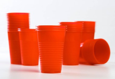 kırmızı tek kullanımlık plastik gözlük