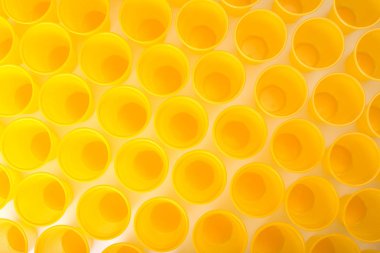 Sarı tek kullanımlık plastik gözlük