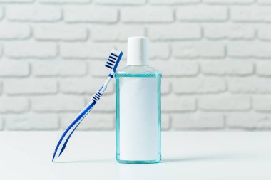 açık renkli masaya üzerinde diş fırçası yakın çekim