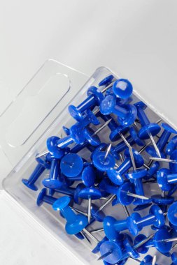 beyaz bir arka plan üzerinde renkli office düğmelerinin yakın çekim