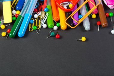 Siyah arka plan üzerine farklı renkli ileti örneği