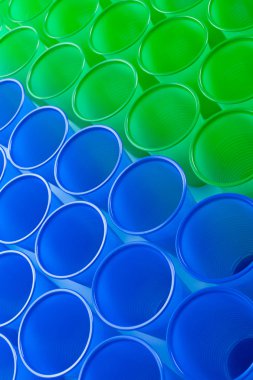 Beyaz arka plan üzerinde izole çok renkli plastik gözlük