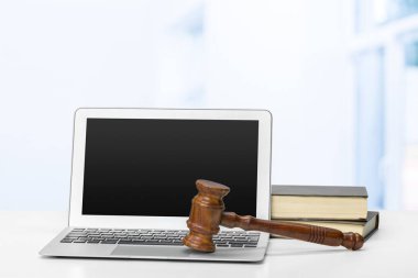 Laptop ve tablo üzerinde çekiç