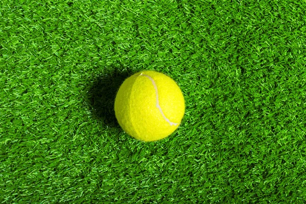 Pelota Tenis Sobre Hierba Verde — Foto de Stock