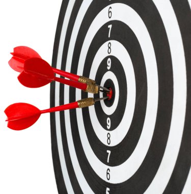 Dart tahtası beyaz arka plan üzerinde dart ile yakın çekim 