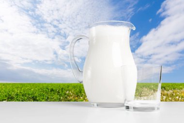 Doğal bir arka plan ile bir tabloda süt