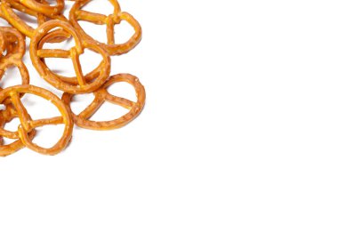 Beyaz arka plan üzerinde izole sırlı ve tuzlu kraker