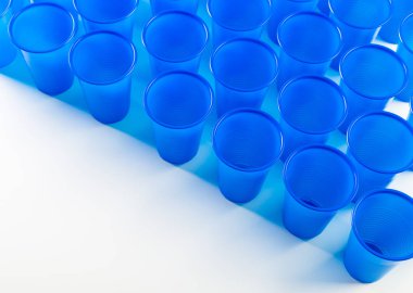 Mavi tek kullanımlık plastik gözlük