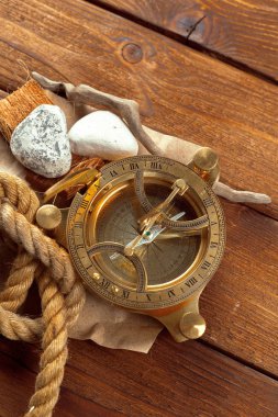  Pusula ve ahşap masa ipe yakın çekim