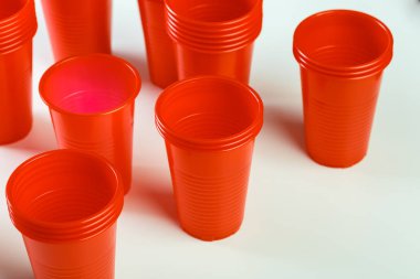 kırmızı tek kullanımlık plastik gözlük