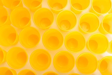 Sarı tek kullanımlık plastik gözlük