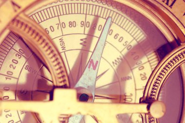 Eski harita üzerinde eski vintage pusula kadar kapatın