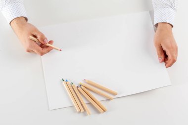 Öğrenme adam ve arka plan üzerinde yazma, yakın çekim