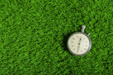 Yeşil çimenlerin üzerinde gümüş Chronometre