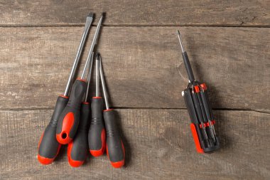 Tornavidalar ahşap arka plan üzerinde yakın çekim