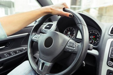 Kadın sürücü araba kullanıyor.