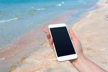 Güzel kadın eli beach adlı akıllı telefon kullanma