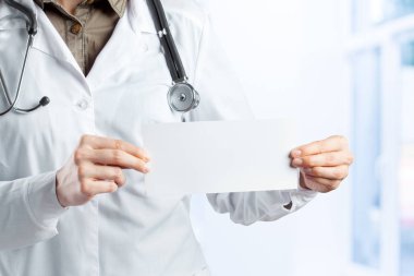 Beyaz önlük tıbbi doktor önden görünümü
