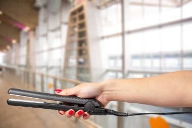 Kuaför curling saç tutan el yakın çekim