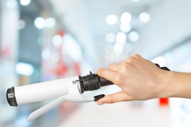 Kuaför curling saç tutan el yakın çekim