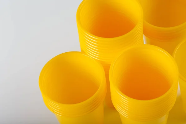 Żółty Szklanki Plastikowe Jednorazowe — Zdjęcie stockowe