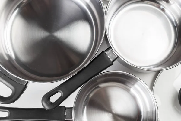ステンレス鋼の鍋および鍋を白い背景で隔離 — ストック写真