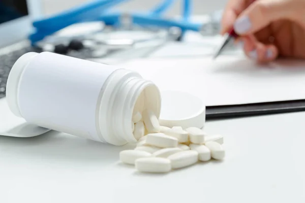 Doctor Writes Prescription Pil — Stock Photo, Image