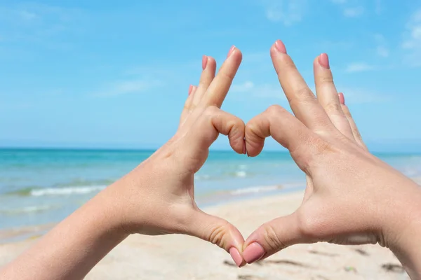 Mujer Manos Haciendo Forma Corazón Playa — Foto de Stock