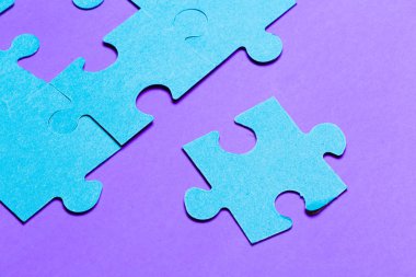 Bulmaca adet renkli arka plan üzerinde Kapat 