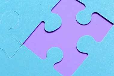 Bulmaca adet renkli arka plan üzerinde Kapat 