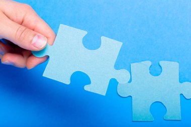 Bulmaca parçası renkli arka plan üzerinde tutan el yakın çekim 