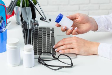 Kadın doktor tipik dizüstü bilgisayar içinde