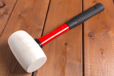 Ahşap arka plan üzerinde çekiç üstten görünüm görünümünü. 