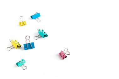 Beyaz arka plan üzerinde izole belge için klip yığını 