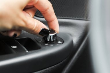 Kontrol Paneli'nde arabanın kapısını kol dayama